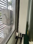 窗戶沒有裝好，有掉落風險