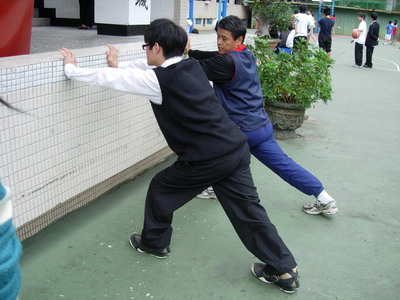 體育老師用心指導身心障礙學生上體育課